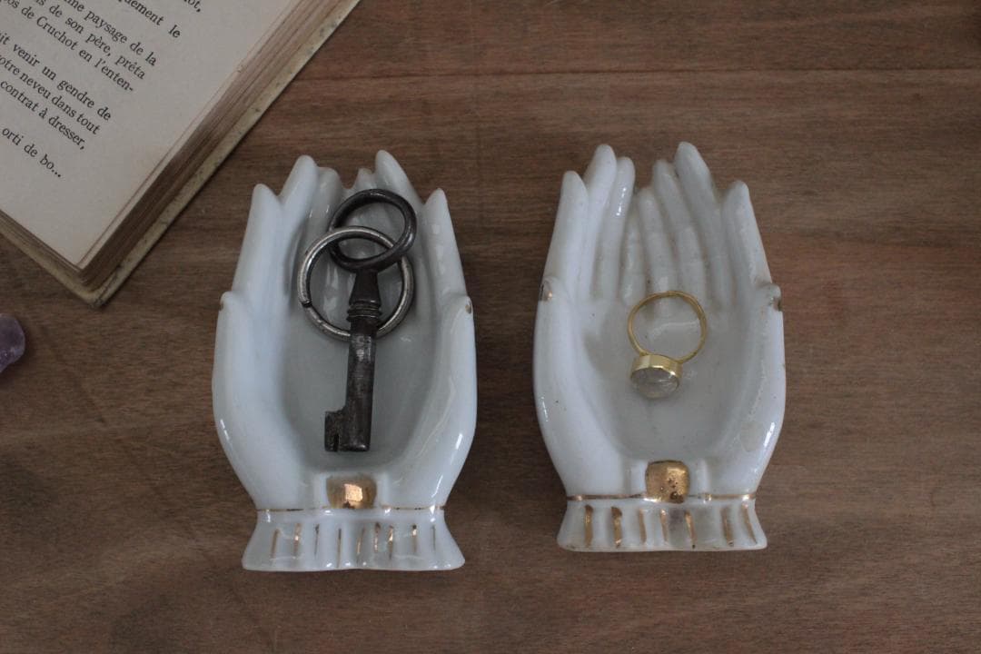 【C】ホワイトハンドモチーフ/Made in Japan /陶器製・小物入れ