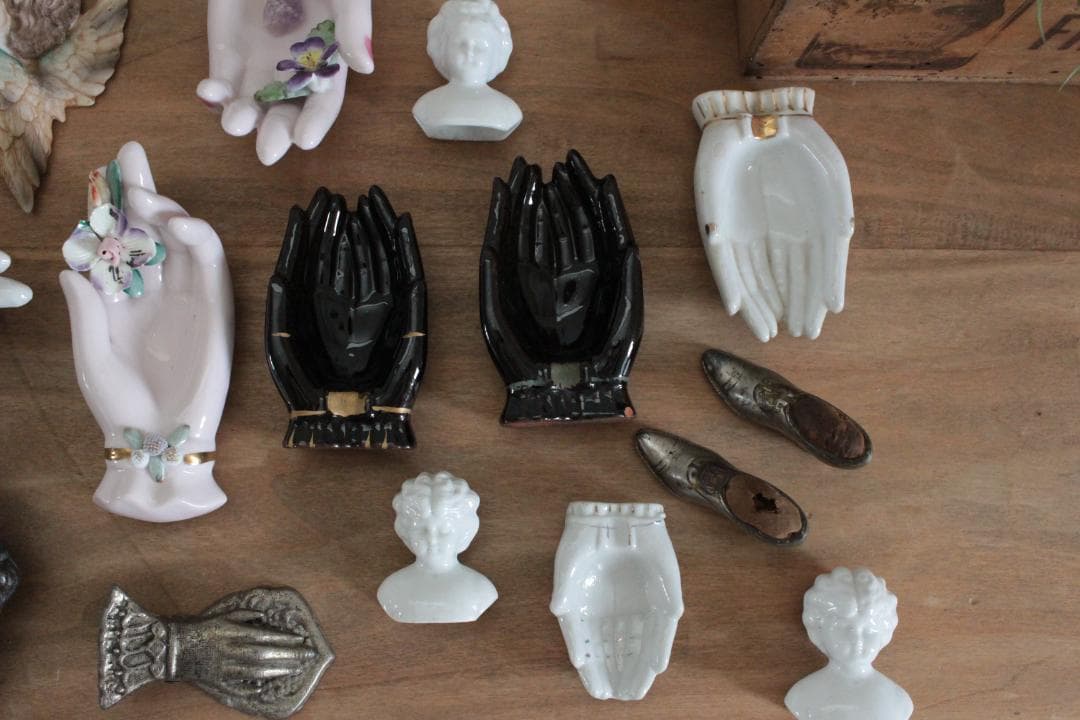 【C】ホワイトハンドモチーフ/Made in Japan /陶器製・小物入れ