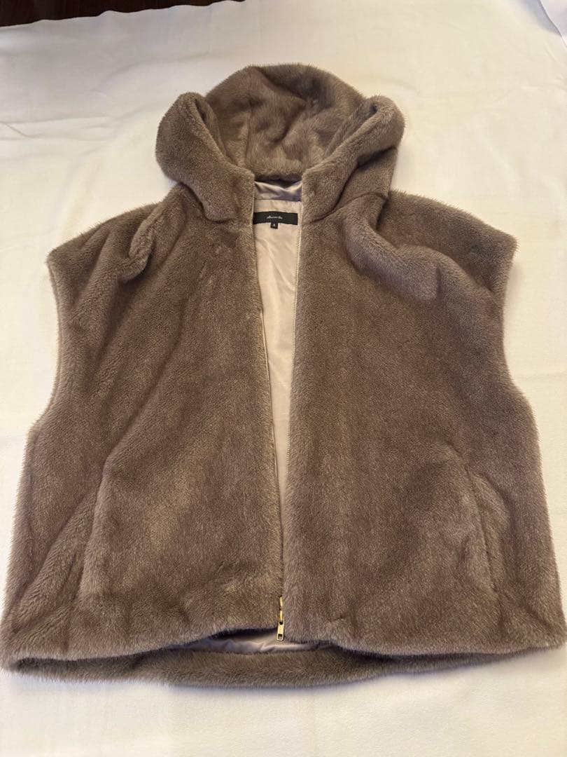 allureville フード付きベストサイズ2 新品、現行販売品タークブラウン