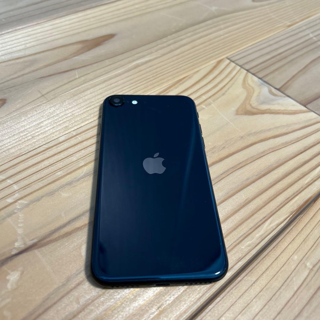 て*ん様 【美品】iPhone SE3第3世代スターライト 64GB simフリ
