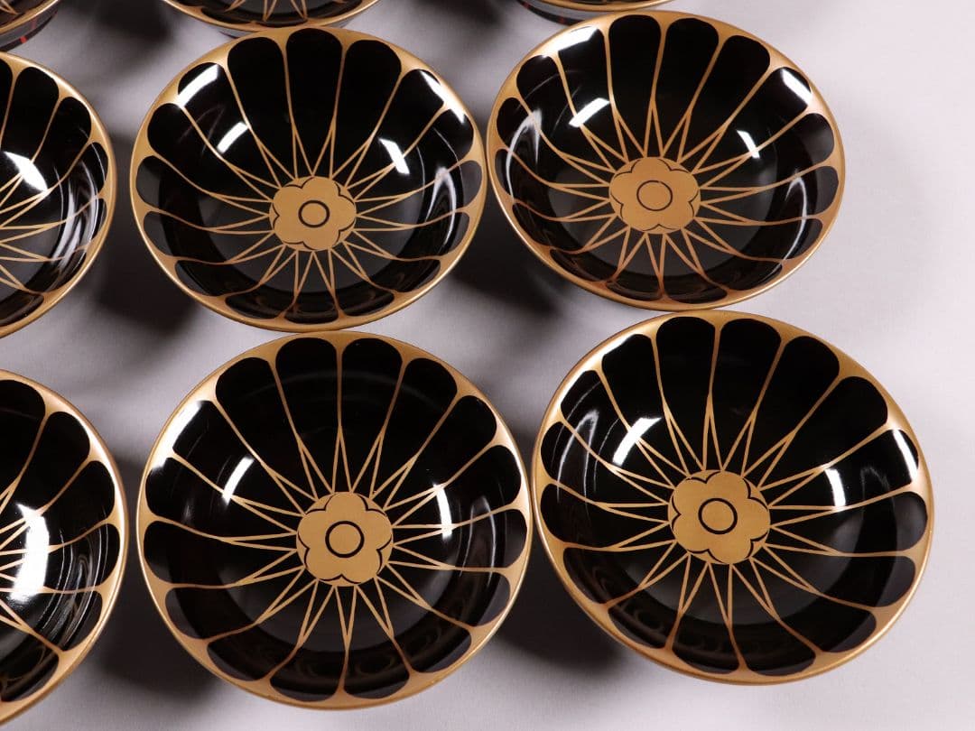 漆芸 木製漆器 菊花 蒔絵 黒塗 木皿 小皿 十六客 10.6cm【MA297】