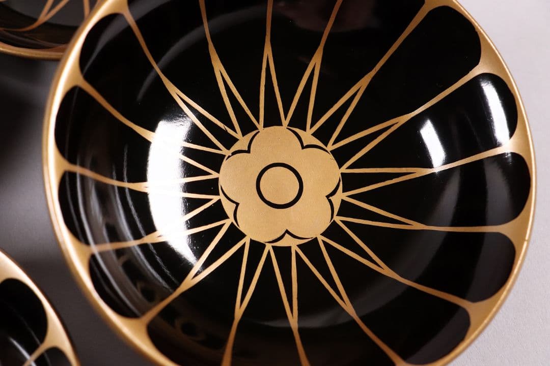 漆芸 木製漆器 菊花 蒔絵 黒塗 木皿 小皿 十六客 10.6cm【MA297】