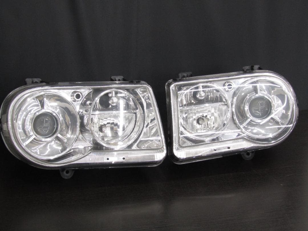 ママ　セール開催中❦クライスラー 300C 前期（2005年）ヘッドライト