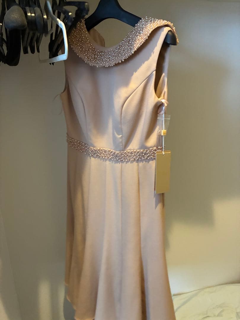 【最終値下げ】SETTANベージュ首元パールノースリーブミディアムドレス