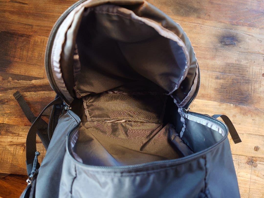 【パタゴニア】レフュジオ・デイパック 26L | 黒 リュック | PCケース付