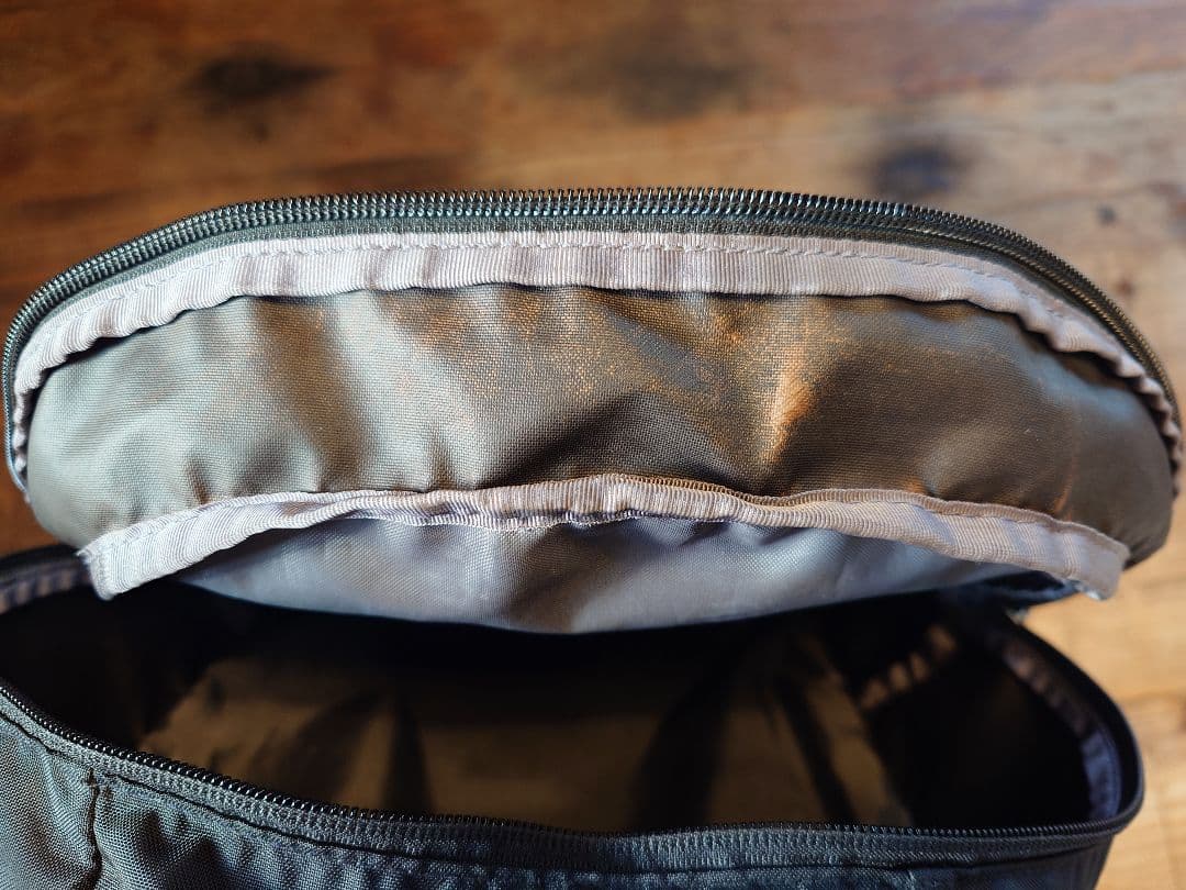 【パタゴニア】レフュジオ・デイパック 26L | 黒 リュック | PCケース付