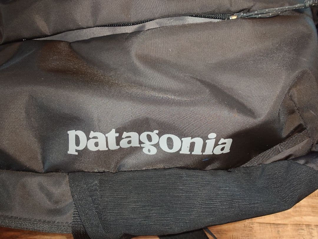 【パタゴニア】レフュジオ・デイパック 26L | 黒 リュック | PCケース付