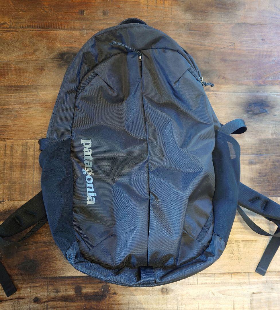 【パタゴニア】レフュジオ・デイパック 26L | 黒 リュック | PCケース付