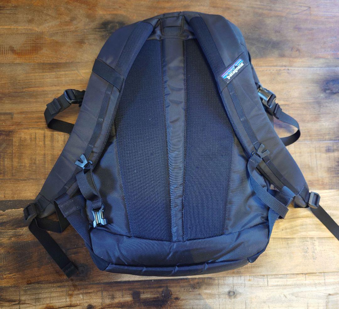 【パタゴニア】レフュジオ・デイパック 26L | 黒 リュック | PCケース付