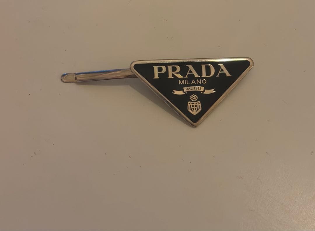 PRADAヘアピン