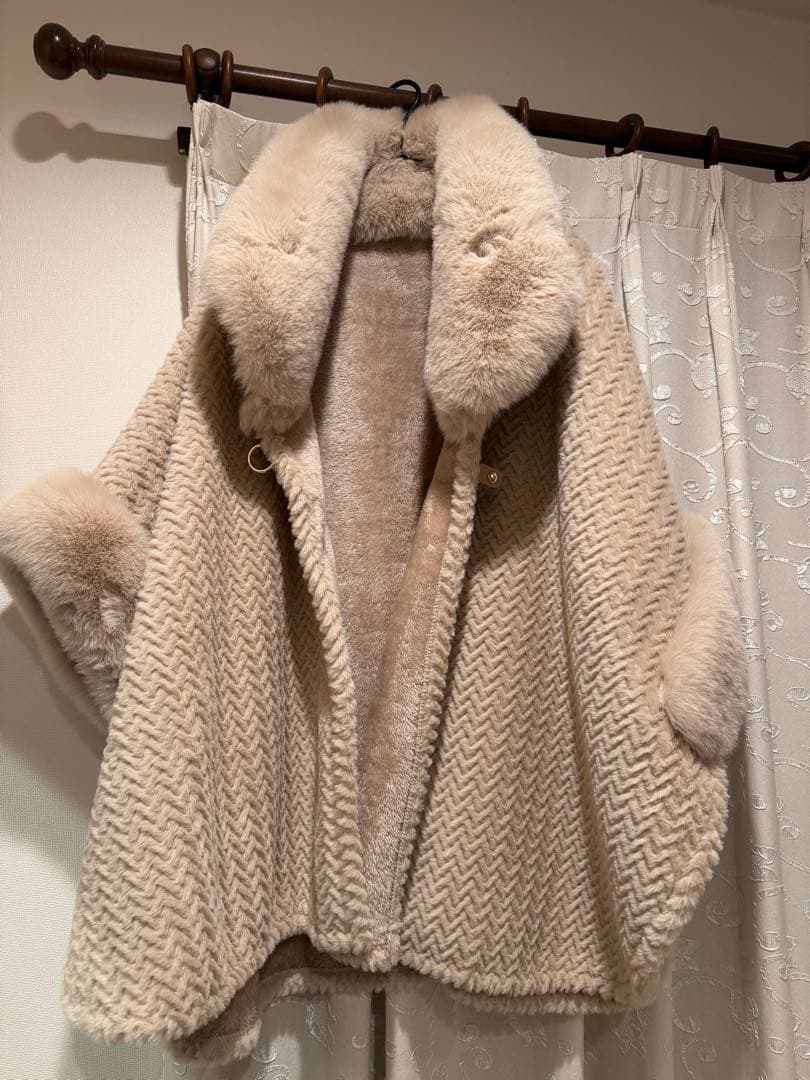 Yukarının ♡新品未使用！イシカワラボ　ファー付きポンチョ