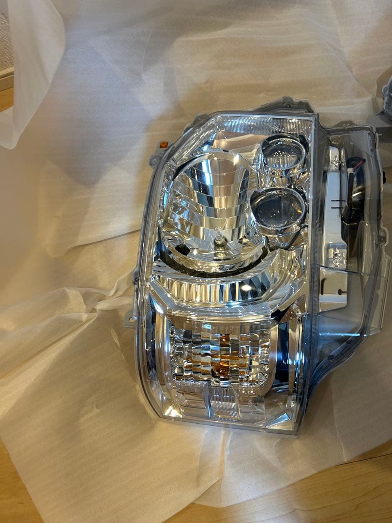 送料無料　新車外し　トヨタ200系ハイエース　　純正LEDヘッドライト　8型