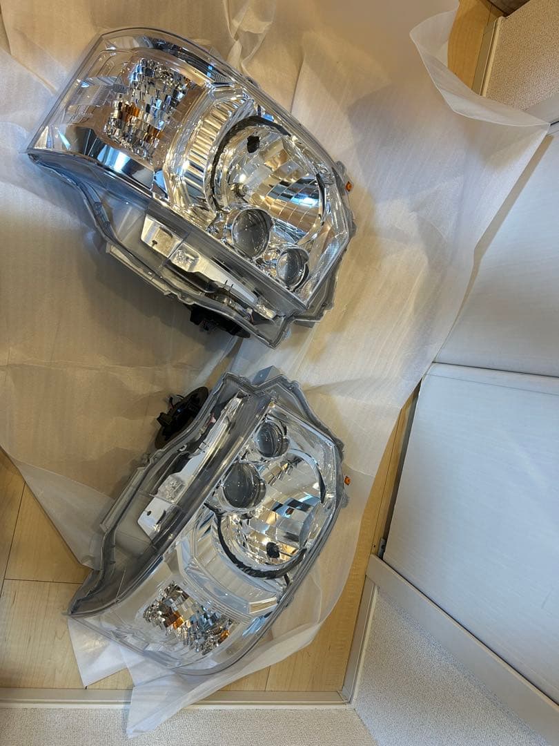 送料無料　新車外し　トヨタ200系ハイエース　　純正LEDヘッドライト　8型