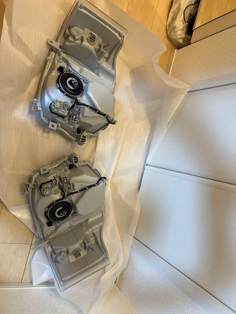 送料無料　新車外し　トヨタ200系ハイエース　　純正LEDヘッドライト　8型