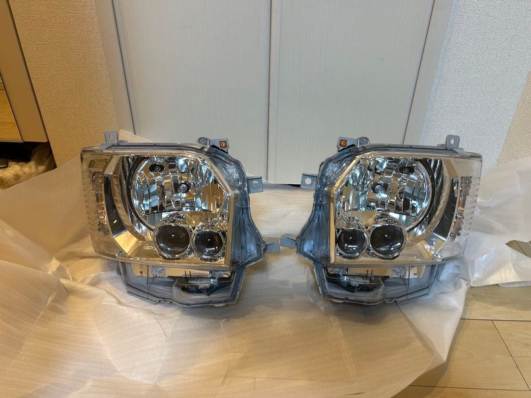 送料無料　新車外し　トヨタ200系ハイエース　　純正LEDヘッドライト　8型