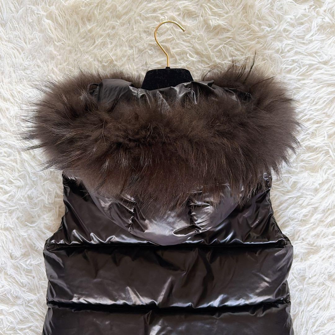 美品✨【デュベティカ】ファーフード付き2way ダウンベスト 光沢ブラック 38
