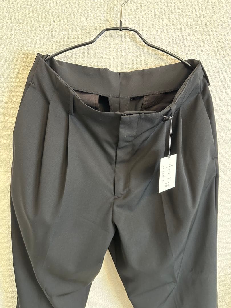 シュタイン　ベルトレスワイドテーパードトラウザーズ