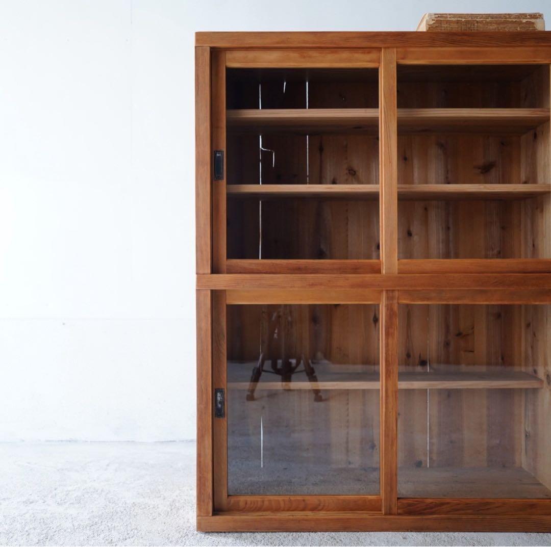 ガラス引き戸のキャビネット