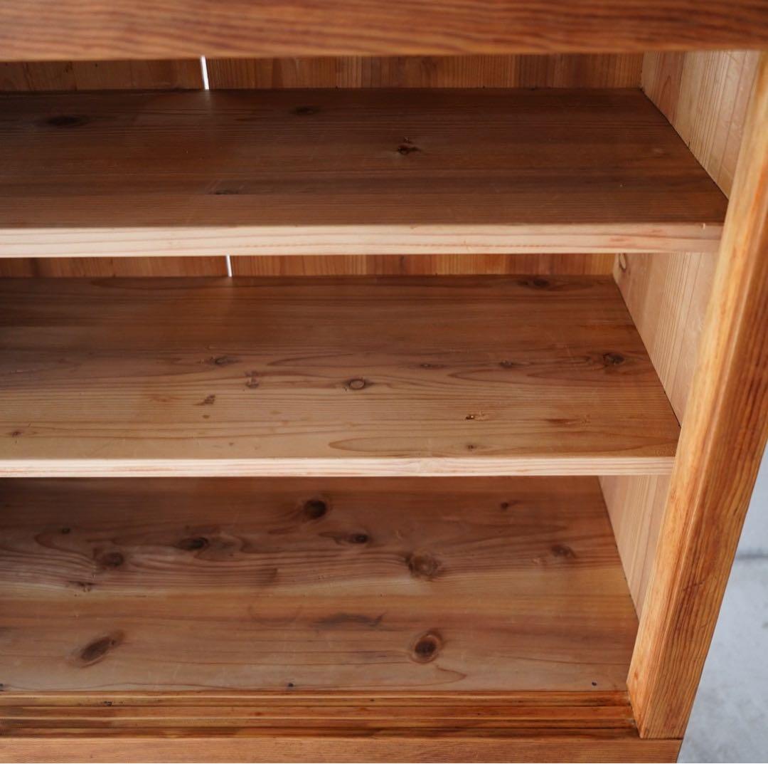 ガラス引き戸のキャビネット