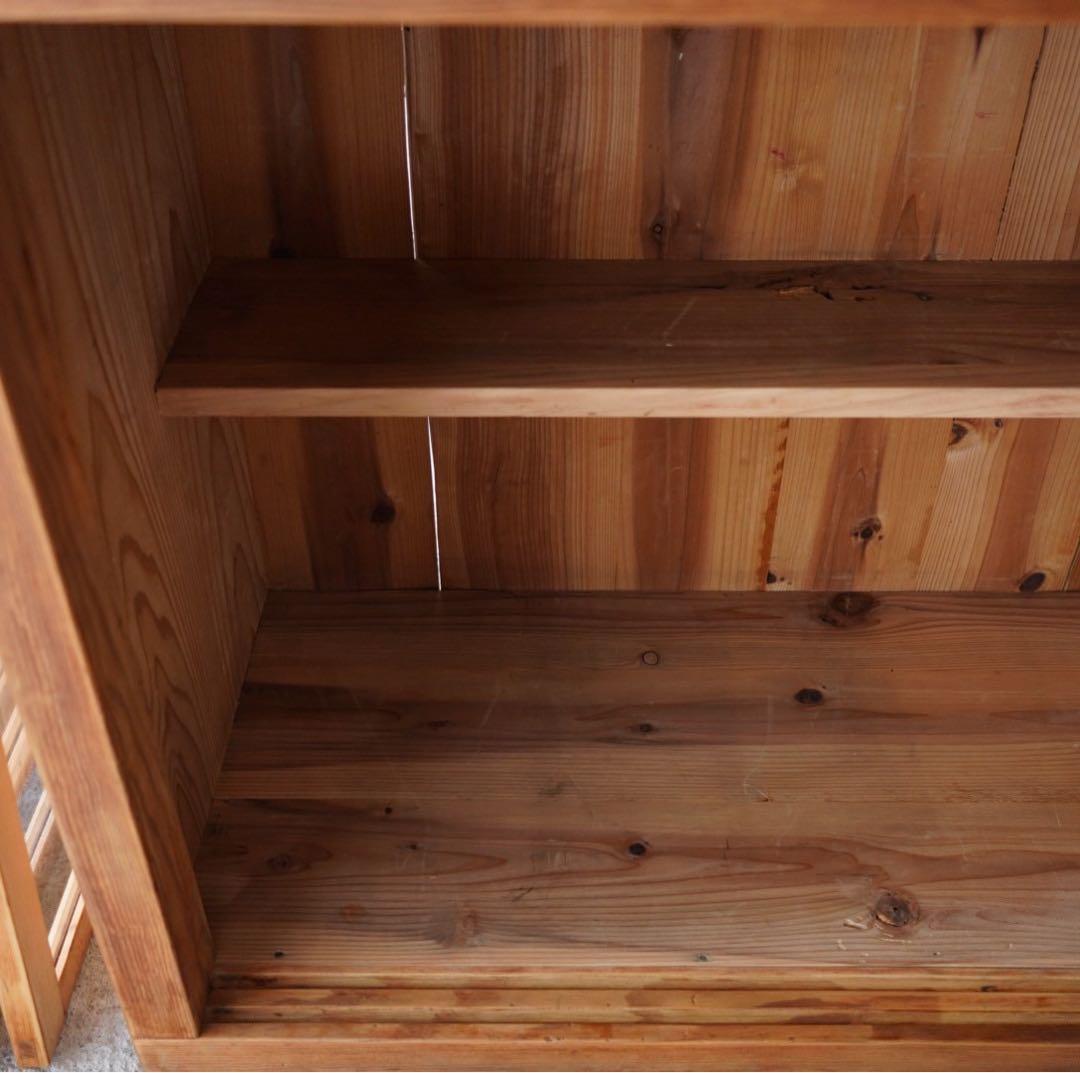 ガラス引き戸のキャビネット