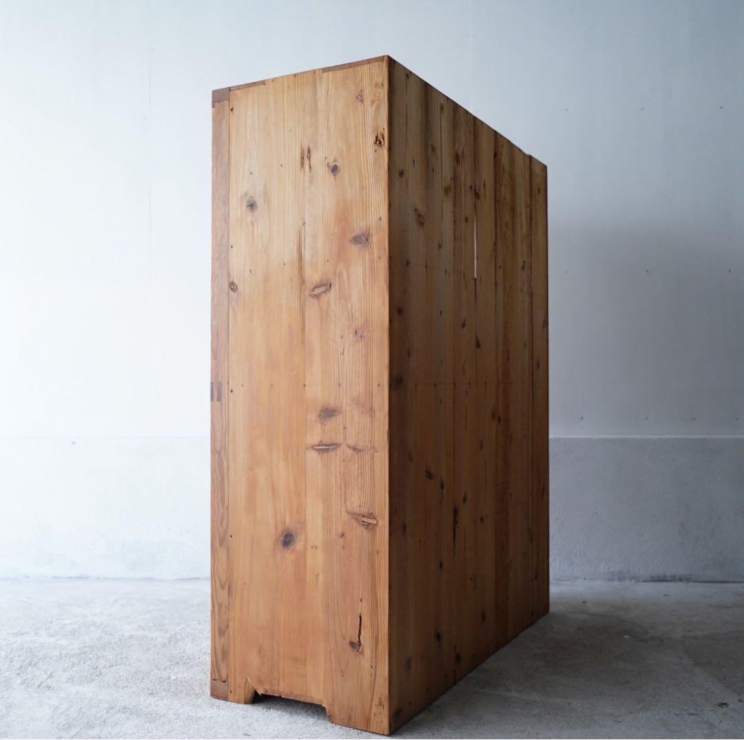 ガラス引き戸のキャビネット