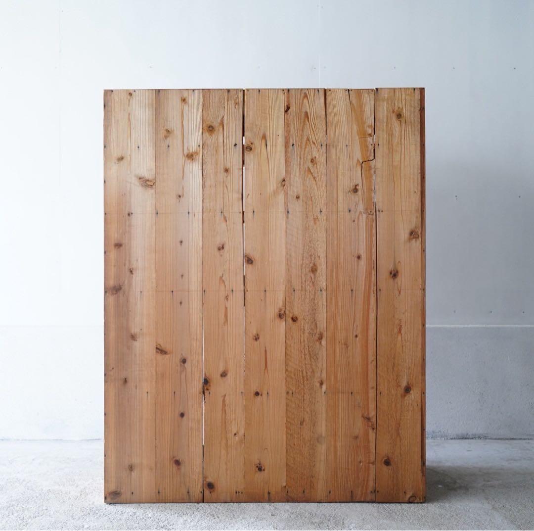 ガラス引き戸のキャビネット