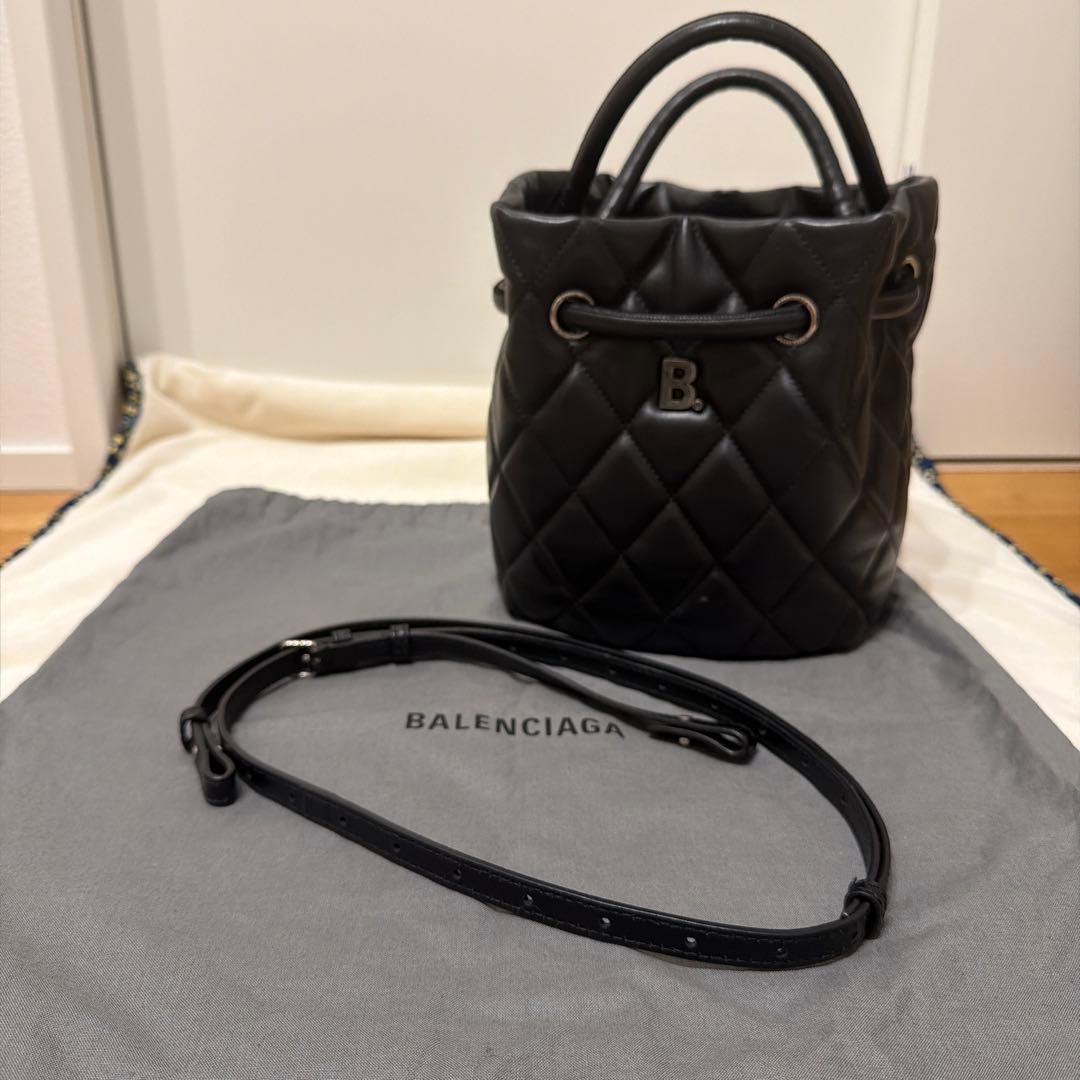 こ*く様 【美品】バレンシアガ Bバケット キルティング 2way レザーハンド