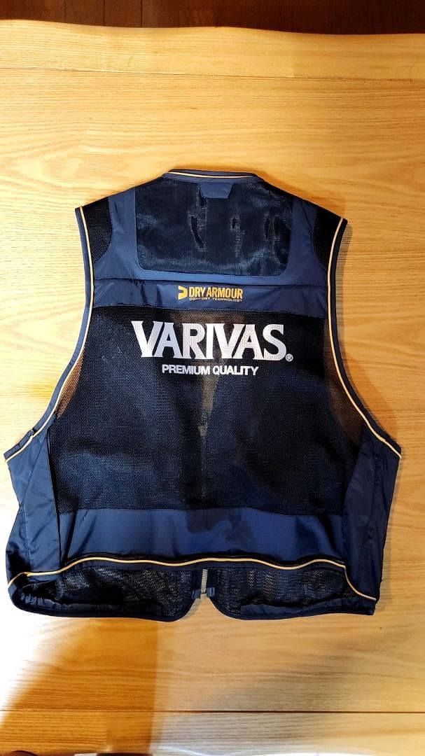 z*u様 VARIVAS　ベスト