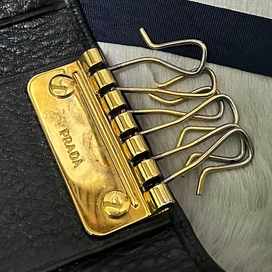 美品✨　PRADA プラダ　キーケース　6連　ブラック　ロゴ金具　シボ革
