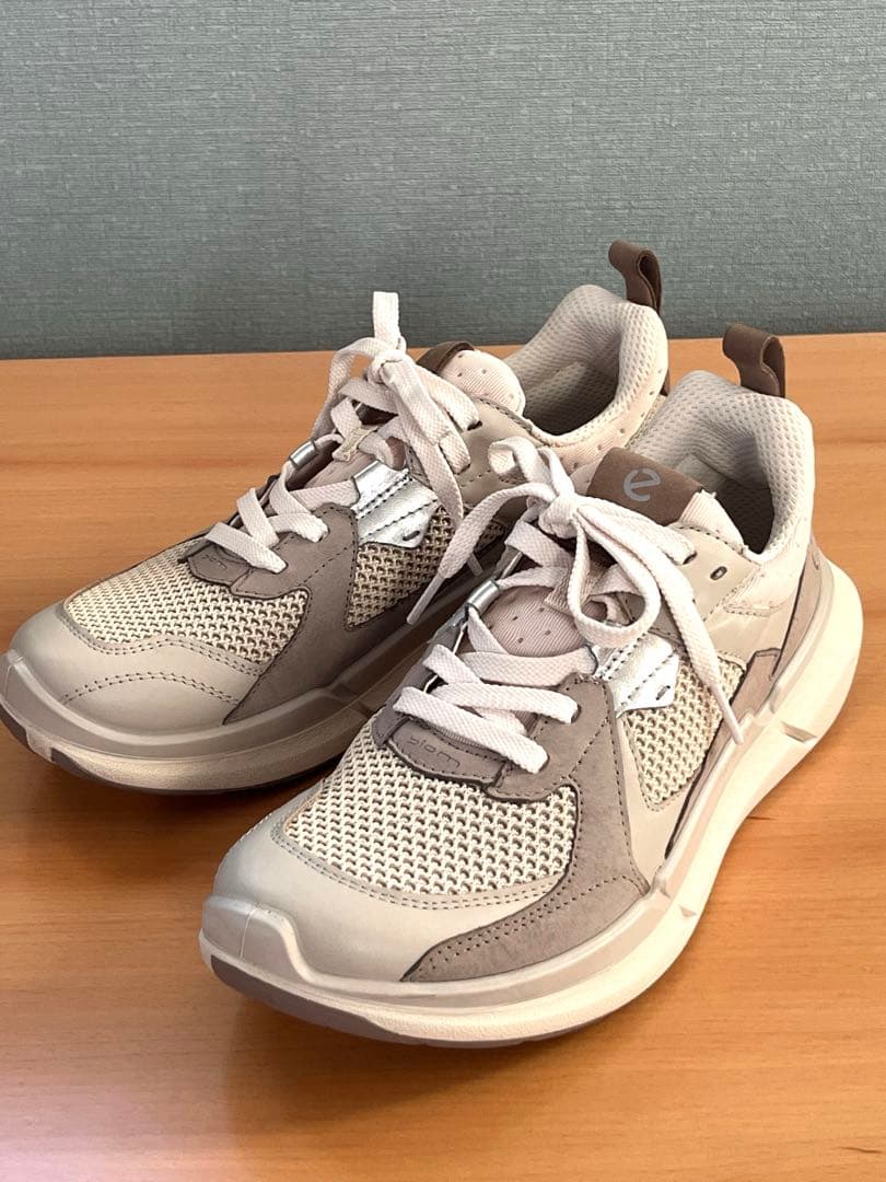 ECCO ウィメンズレザースニーカー　Biom 2.2 24cm