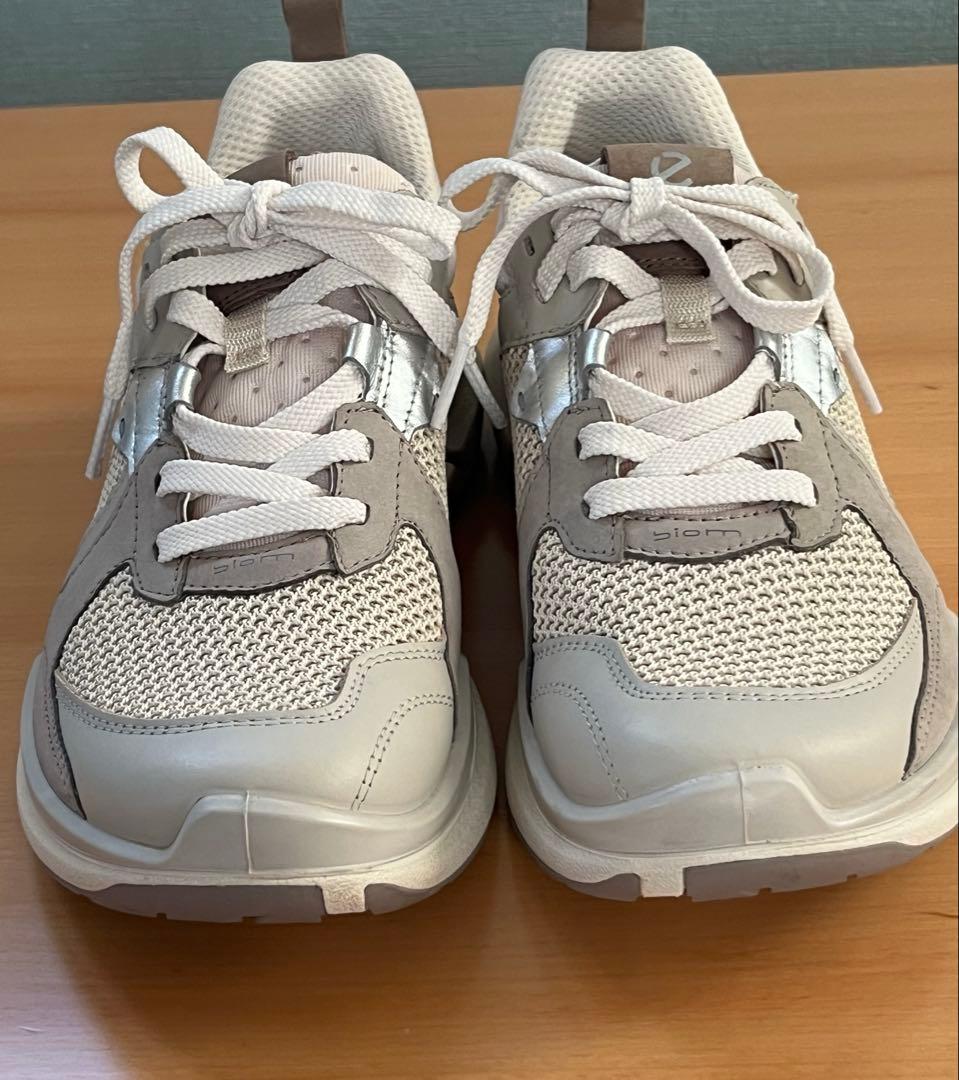 ECCO ウィメンズレザースニーカー　Biom 2.2 24cm