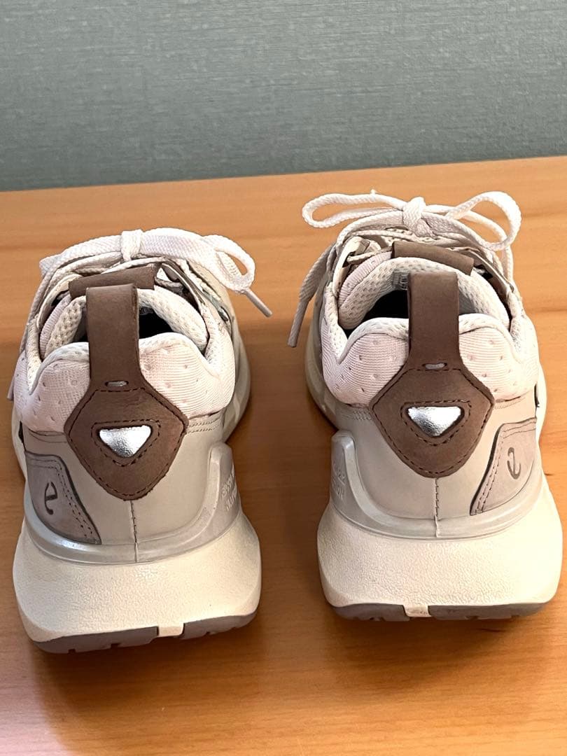 ECCO ウィメンズレザースニーカー　Biom 2.2 24cm