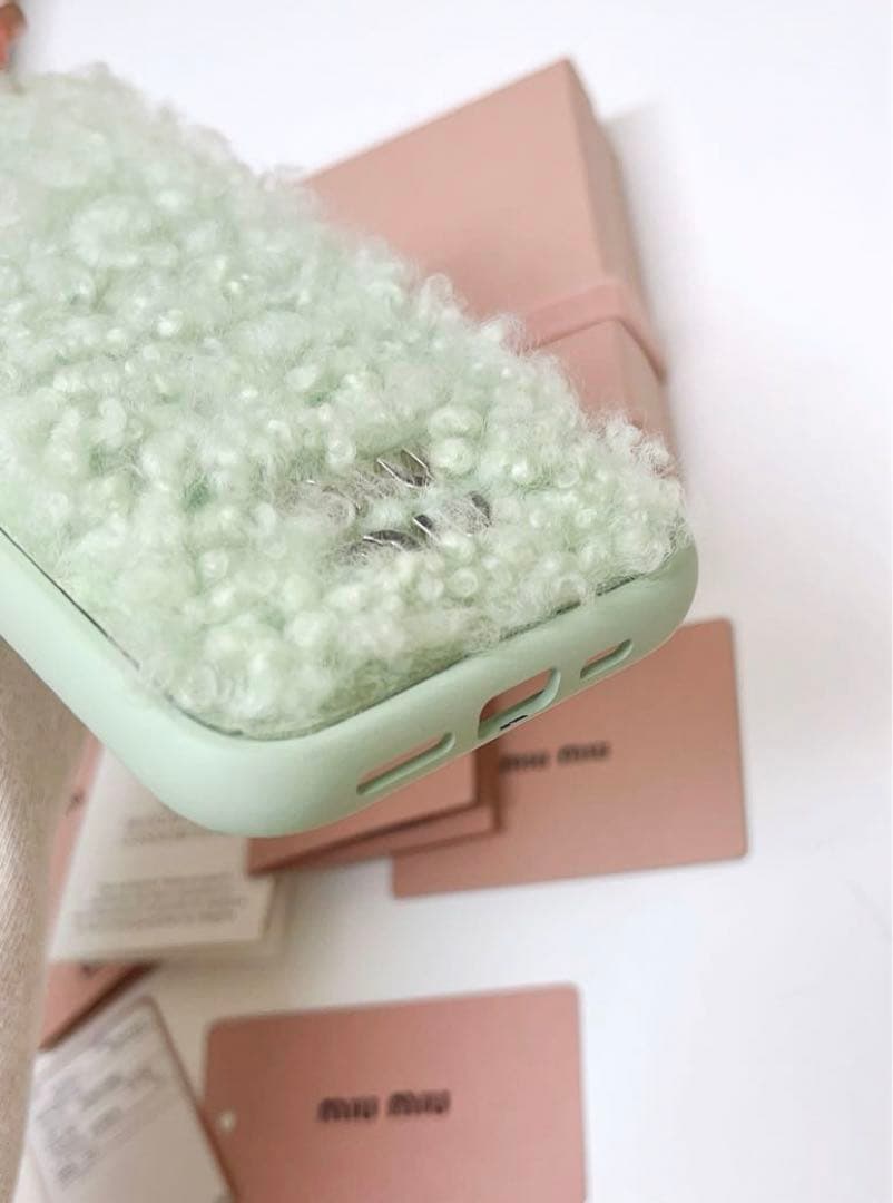 MIU MIU iPhone 14 Pro用カバーシープファー