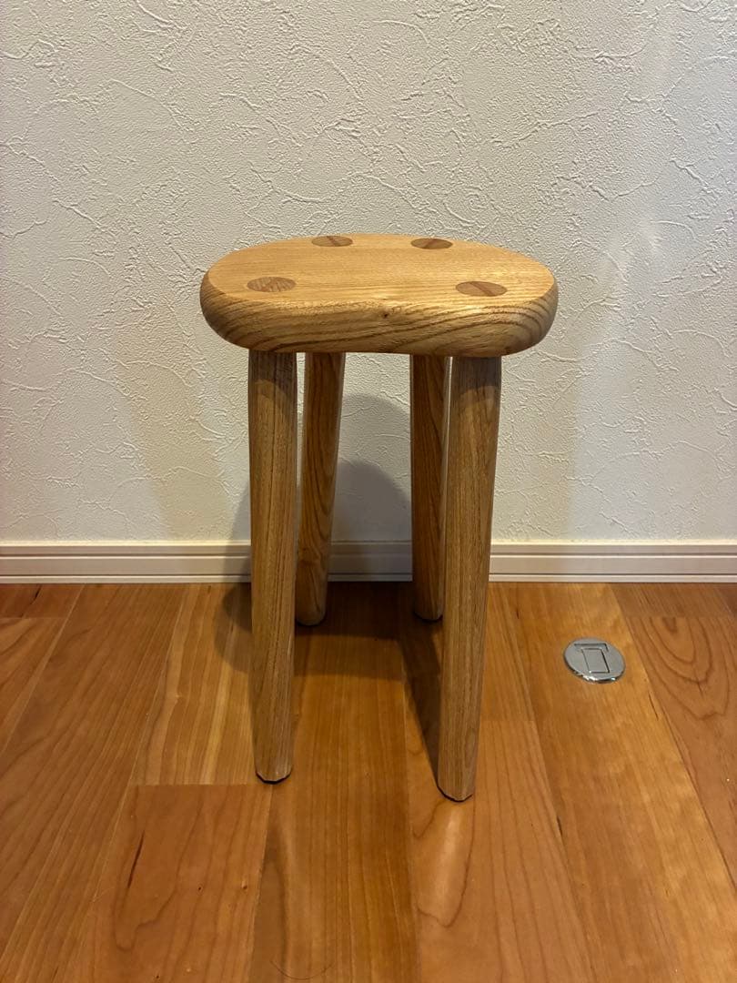 可愛いオコジョて栗のロースツール