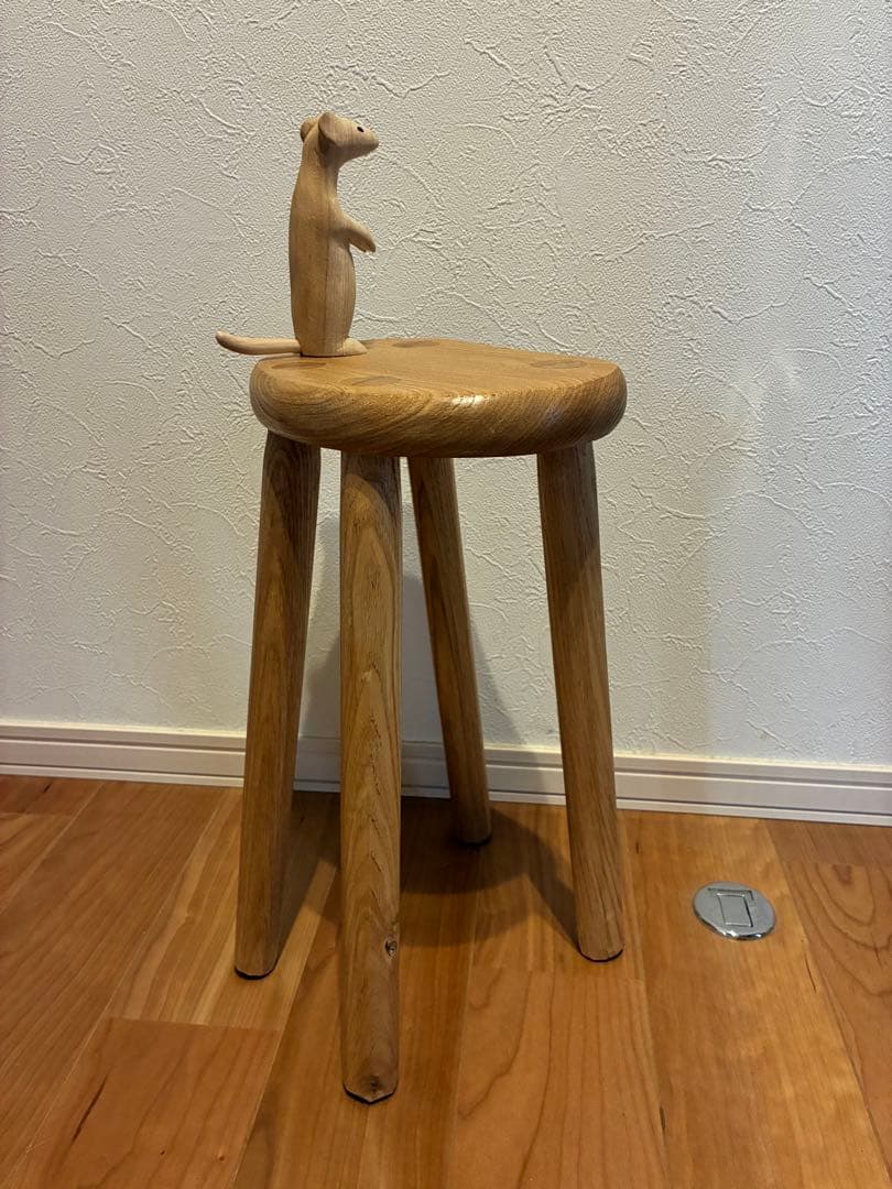 可愛いオコジョて栗のロースツール