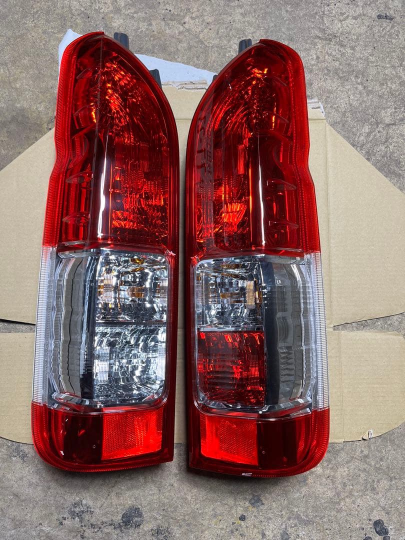 ハイエース8型純正テールランプ(寒冷地仕様)