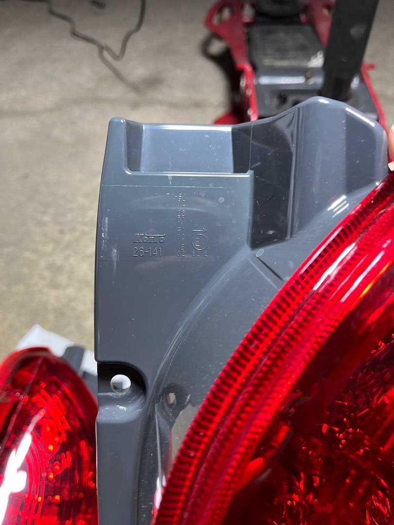 ハイエース8型純正テールランプ(寒冷地仕様)