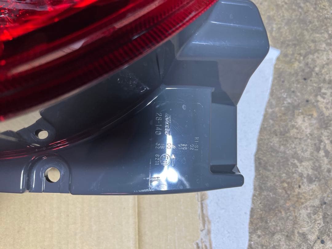 ハイエース8型純正テールランプ(寒冷地仕様)