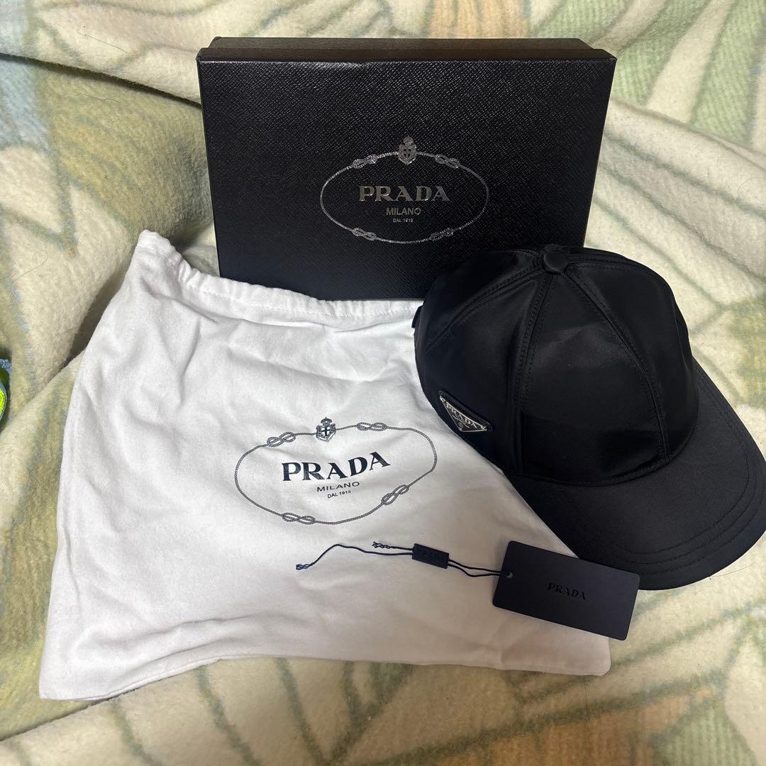 PRADA キャップシルバー三角ロゴ