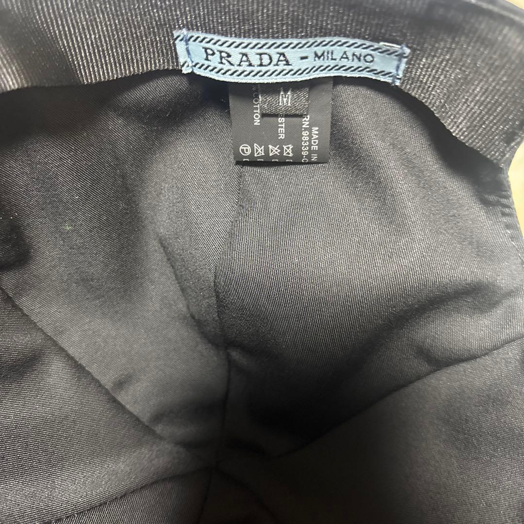 PRADA キャップシルバー三角ロゴ