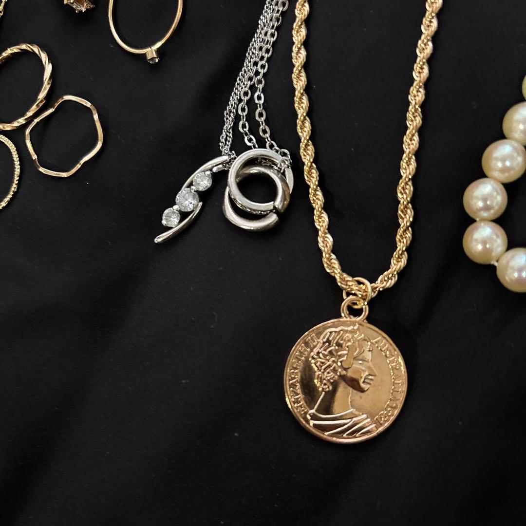 ま*2様 生前整理　遺品整理　多彩なデザインのアクセサリー　材質不明✨