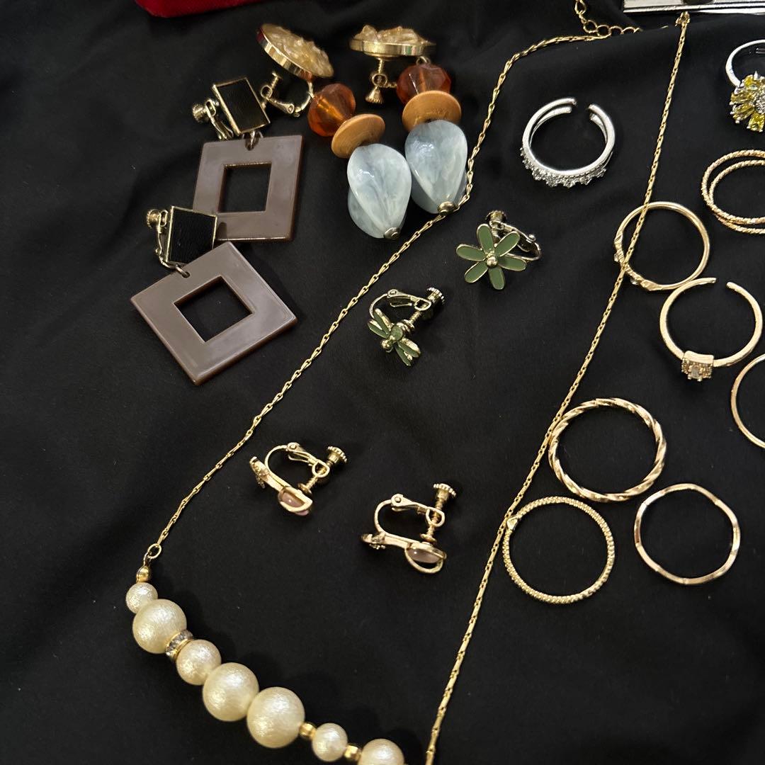 ま*2様 生前整理　遺品整理　多彩なデザインのアクセサリー　材質不明✨