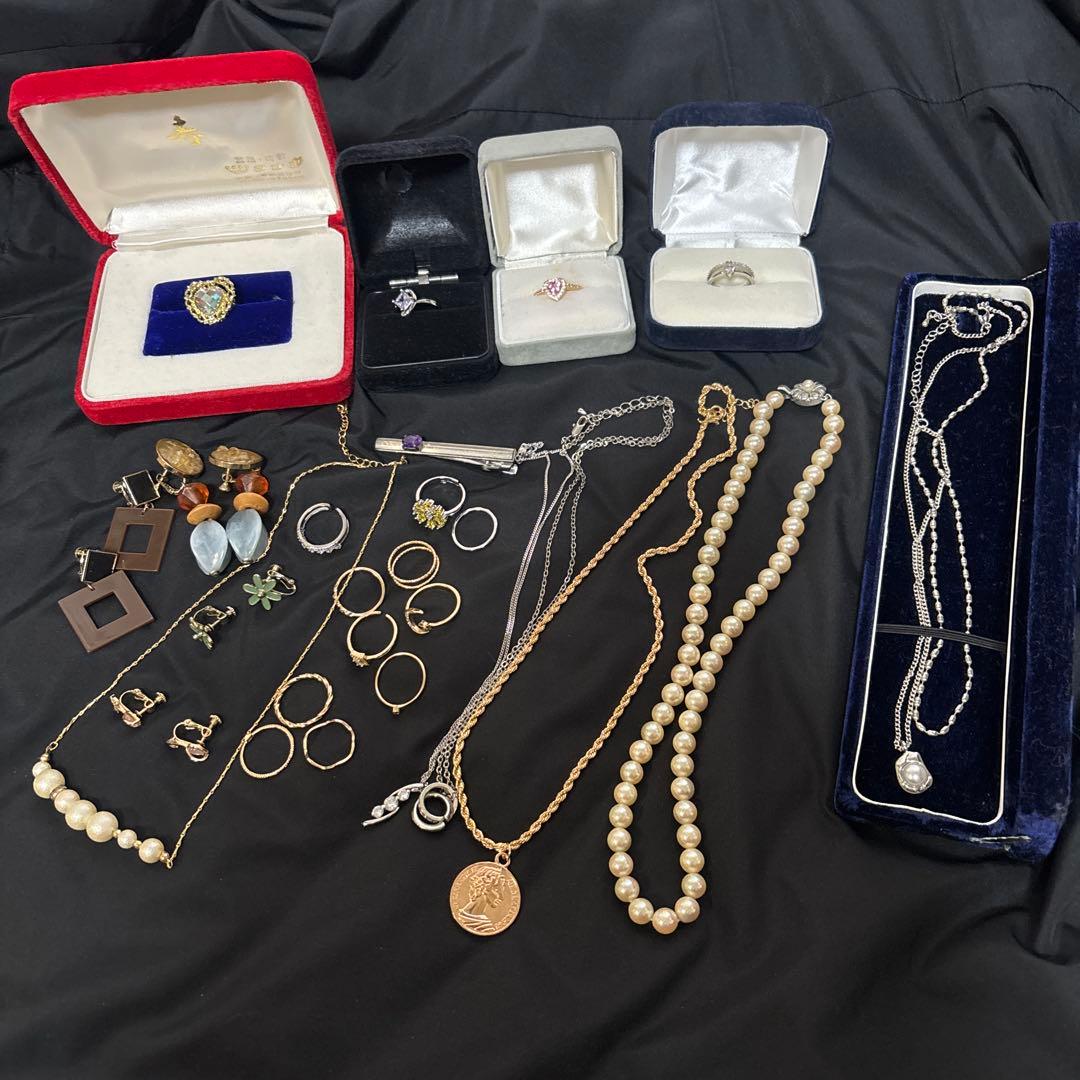 ま*2様 生前整理　遺品整理　多彩なデザインのアクセサリー　材質不明✨