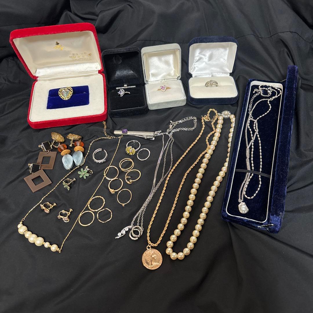 ま*2様 生前整理　遺品整理　多彩なデザインのアクセサリー　材質不明✨