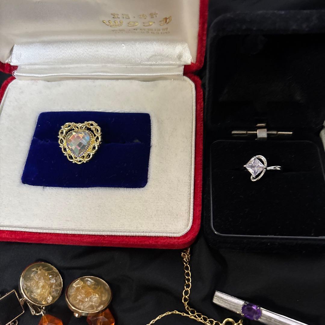 ま*2様 生前整理　遺品整理　多彩なデザインのアクセサリー　材質不明✨