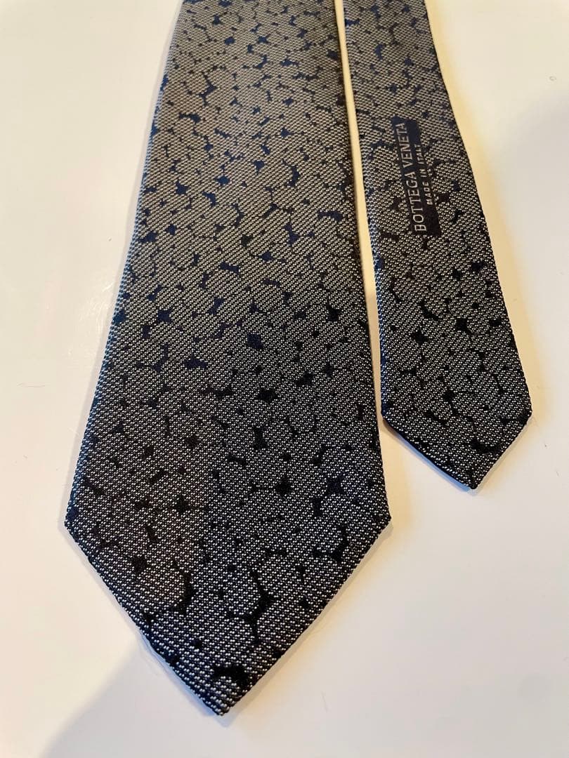 Bottega Veneta 幾何学模様 シルク100%ブラックネクタイ