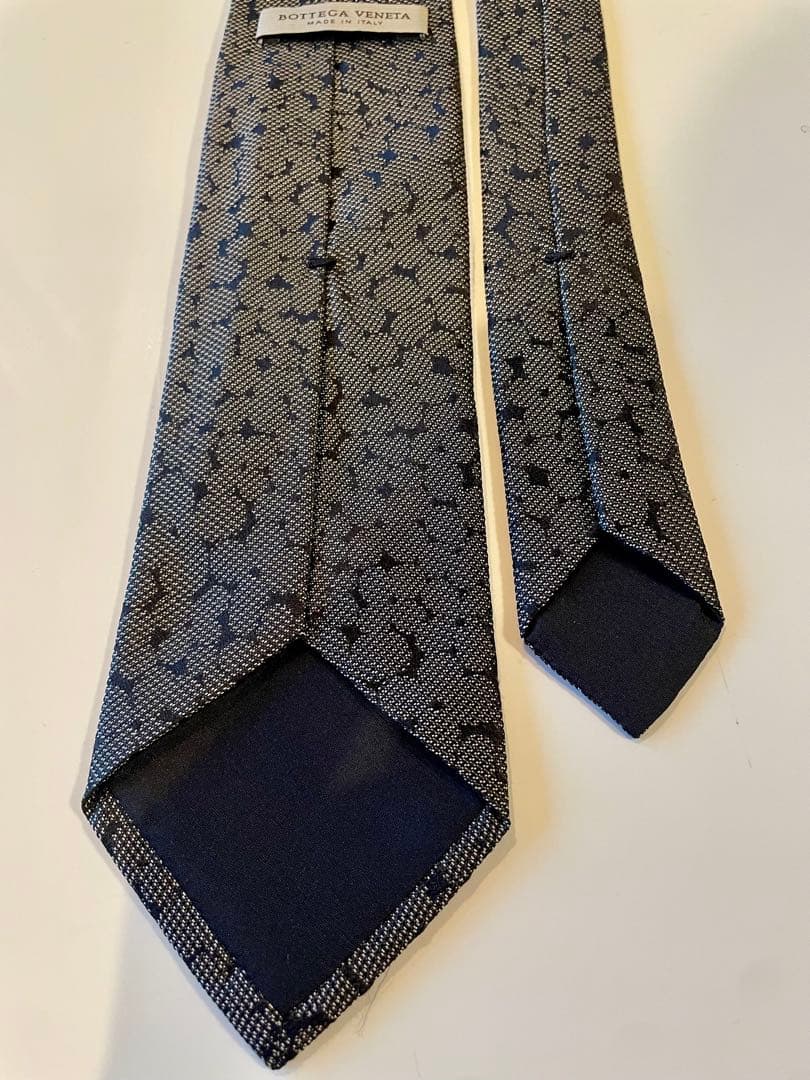 Bottega Veneta 幾何学模様 シルク100%ブラックネクタイ