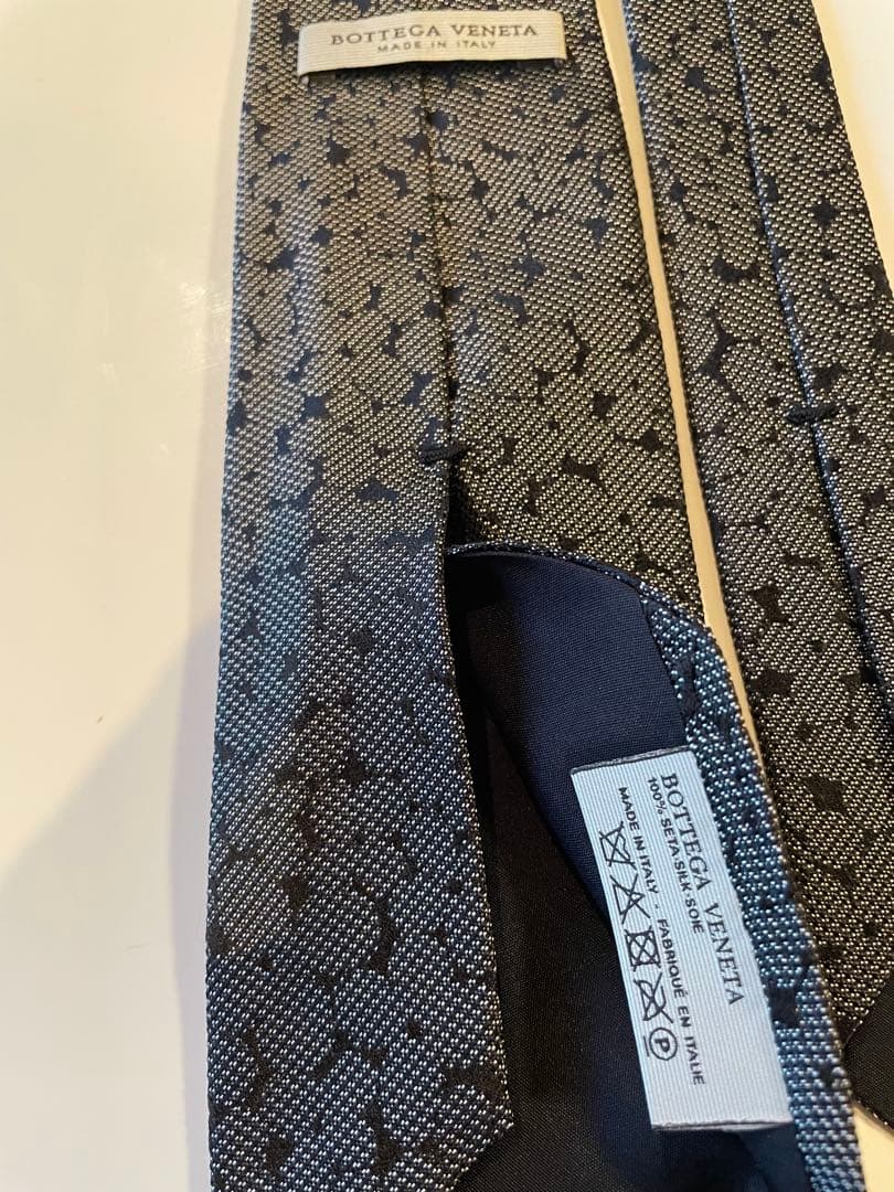 Bottega Veneta 幾何学模様 シルク100%ブラックネクタイ