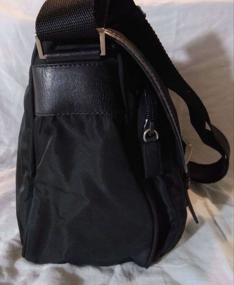 PRADA ショルダーバッグ 三角ロゴプレート ナイロン レザー 黒