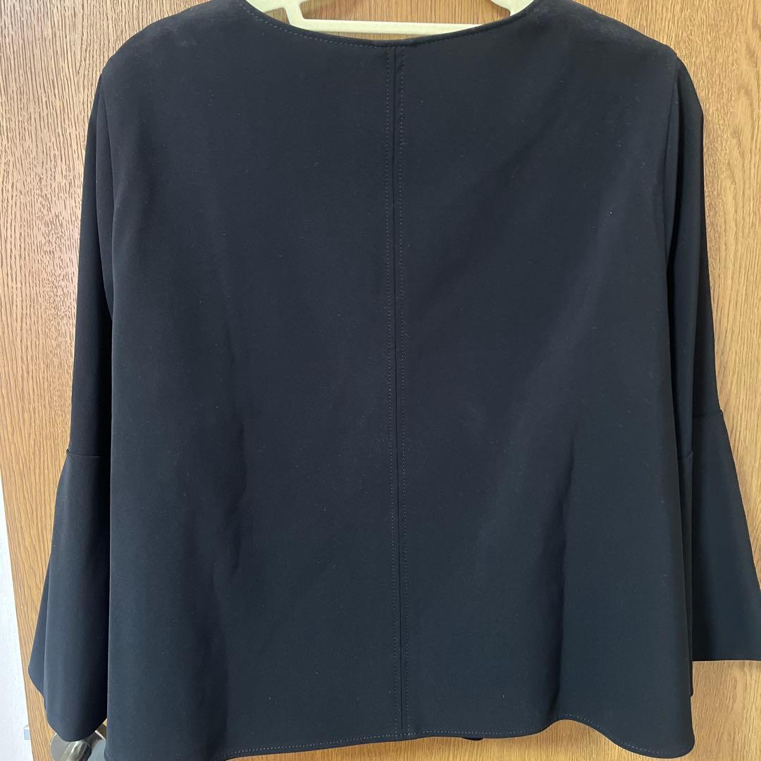 美品ローズティアラ大きいサイズ50ノーカラージャケット 黒 入学式卒業式学校行事